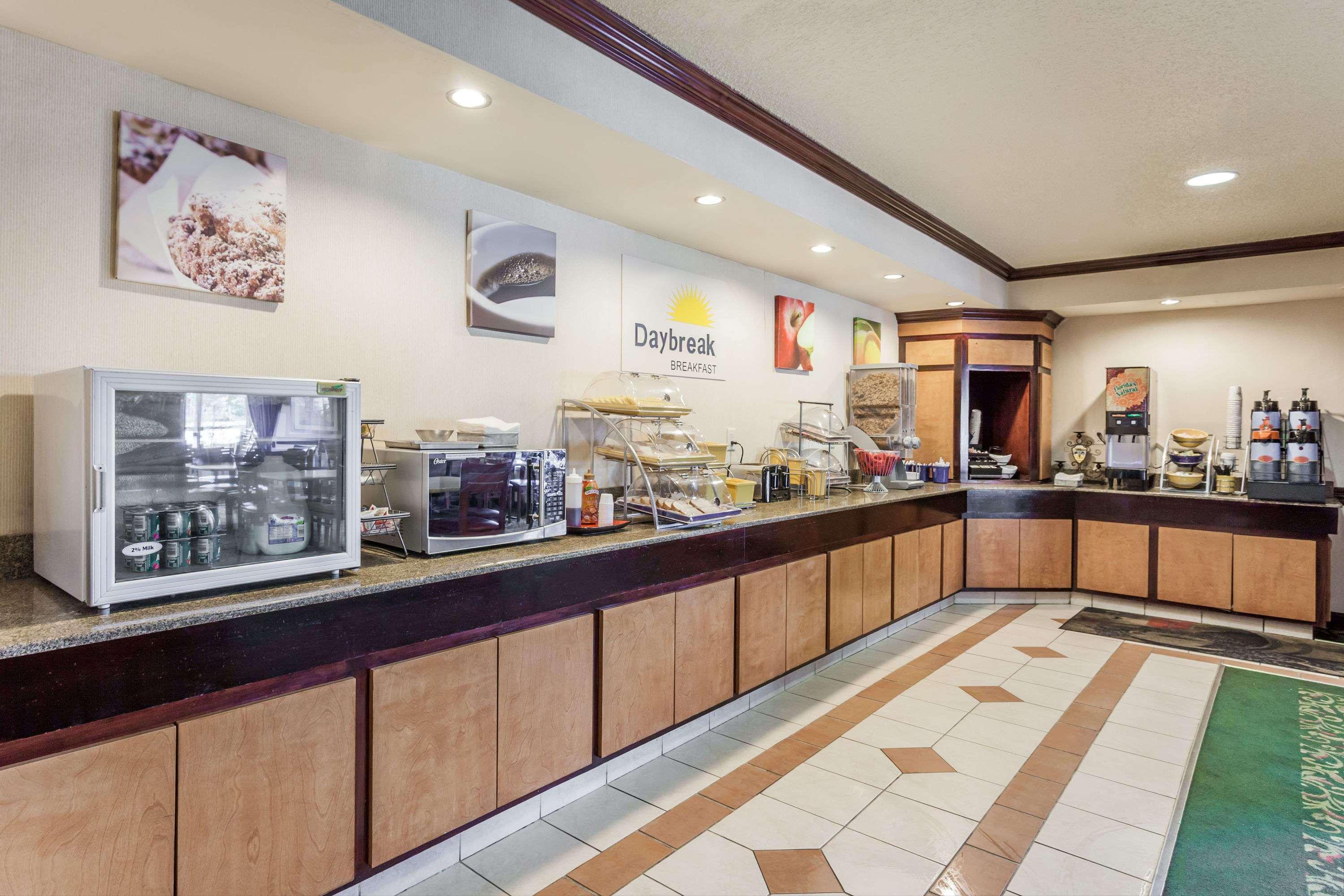 Days Inn & Suites By Wyndham Warren Exteriér fotografie