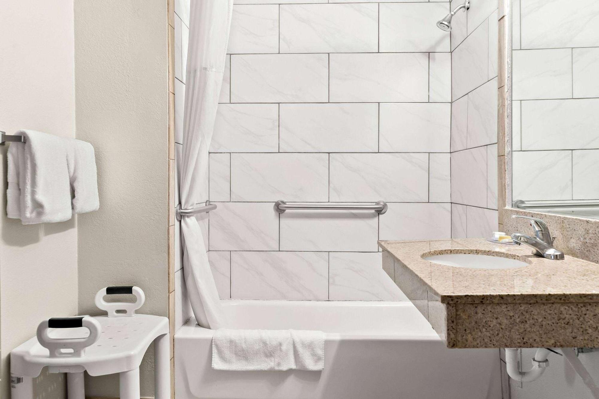 Days Inn & Suites By Wyndham Warren Exteriér fotografie