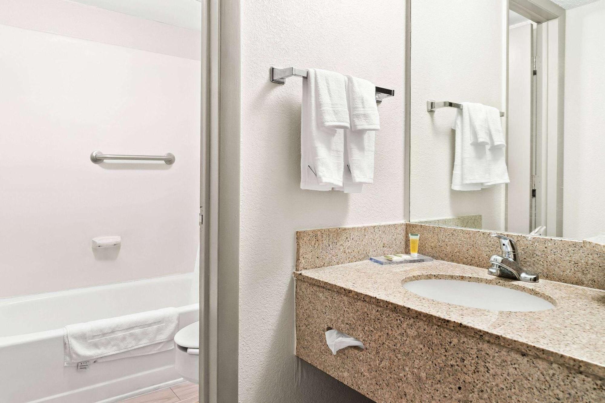 Days Inn & Suites By Wyndham Warren Exteriér fotografie