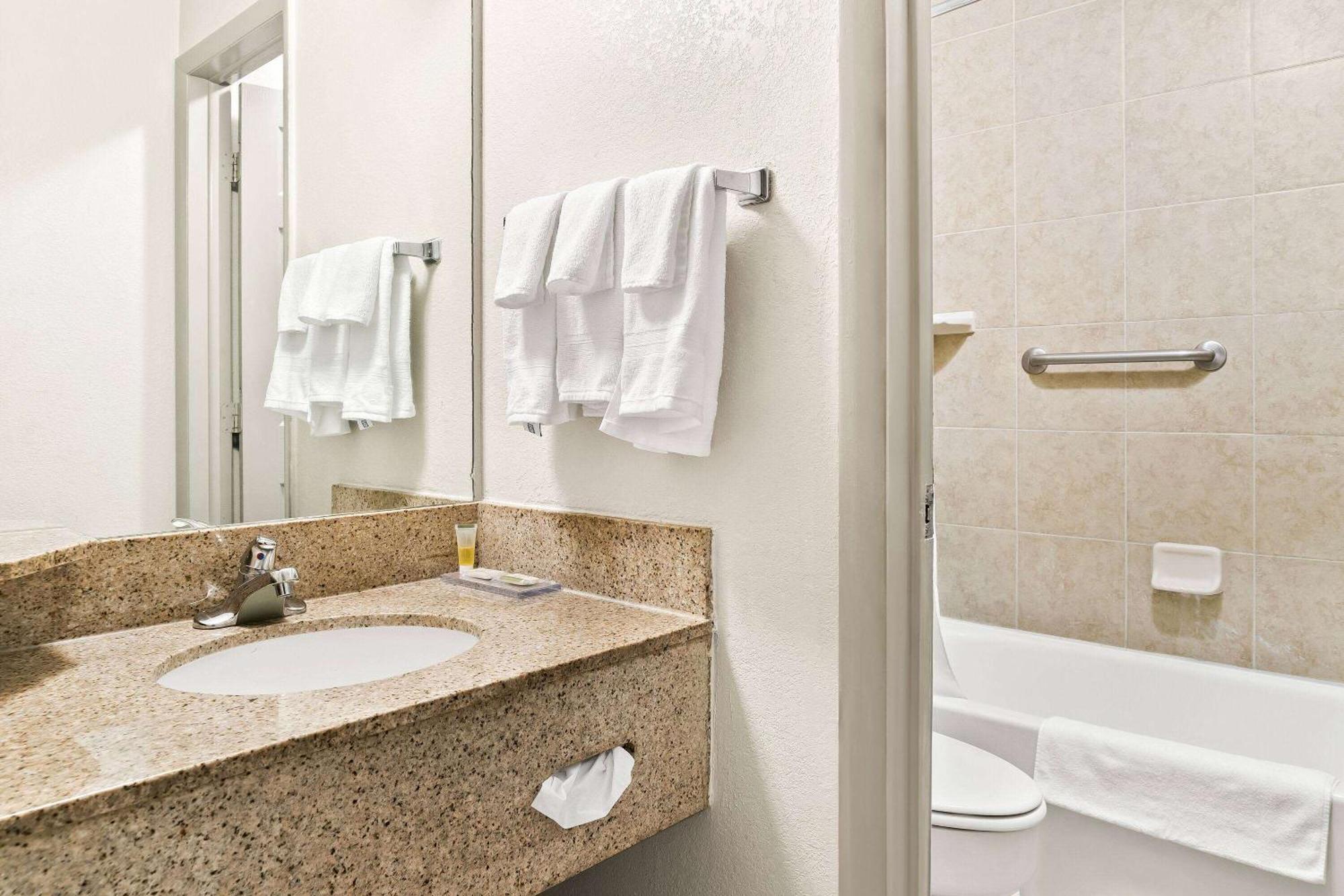 Days Inn & Suites By Wyndham Warren Exteriér fotografie